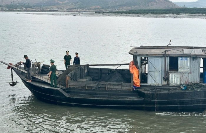 Hải quan cửa khẩu cảng Hòn Gai bắt giữ vụ vận chuyển trái phép than cám