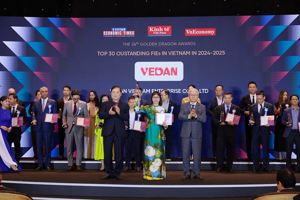 Bà Hà Thị Hòa Bình (Phó Giám đốc) - Đại diện Vedan Việt Nam nhận giải thưởng Rồng Vàng