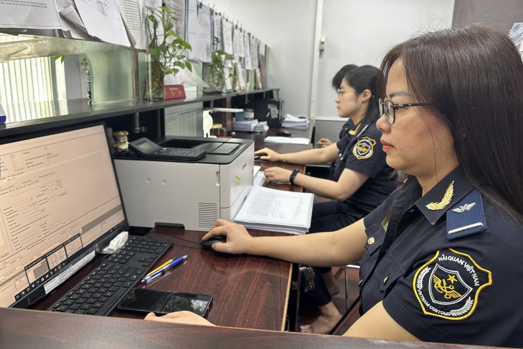 Công chức Hải quan sân bay Tân Sơn Nhất làm thủ tục thông quan hàng xuất khẩu. Ảnh: T.H