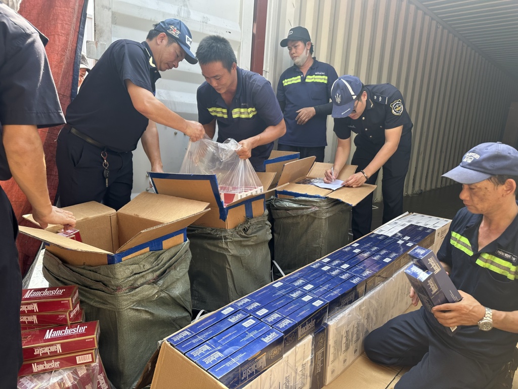 Thuốc lá lậu ngụy trang trong bài ghế xuất lậu bị bắt giữ. Ảnh: T.H Thuốc lá lậu ngụy trang trong bài ghế xuất lậu bị bắt giữ. Ảnh: T.H