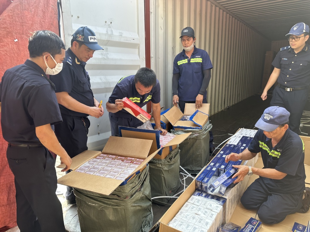Lô hàng thuốc lá xuất lậu do Chi cục Hải quan khu vực II phát hiện, bắt giữ tháng 4/2025. Ảnh: T.H
