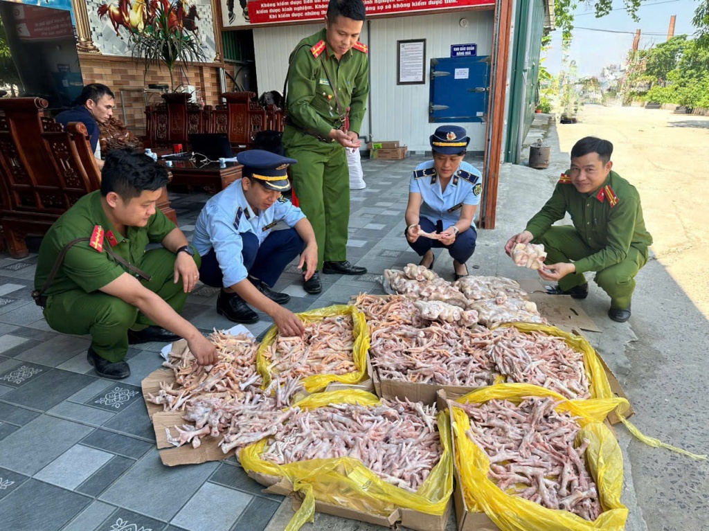 Phát hiện gần 500kg chân gà, đuôi lợn không rõ nguồn gốc xuất xứ