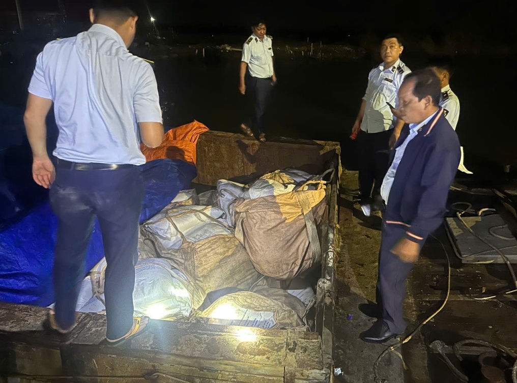 Tạm giữ 60 tấn đường nghi vi phạm nguồn gốc và nhãn mác