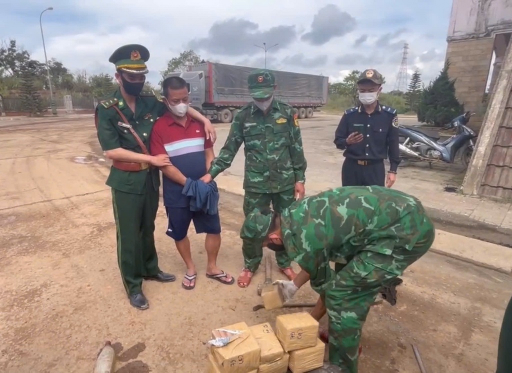 Hải quan cửa khẩu quốc tế Nam Giang phối hợp bắt vụ vận chuyển trái phép 38 bánh ma túy