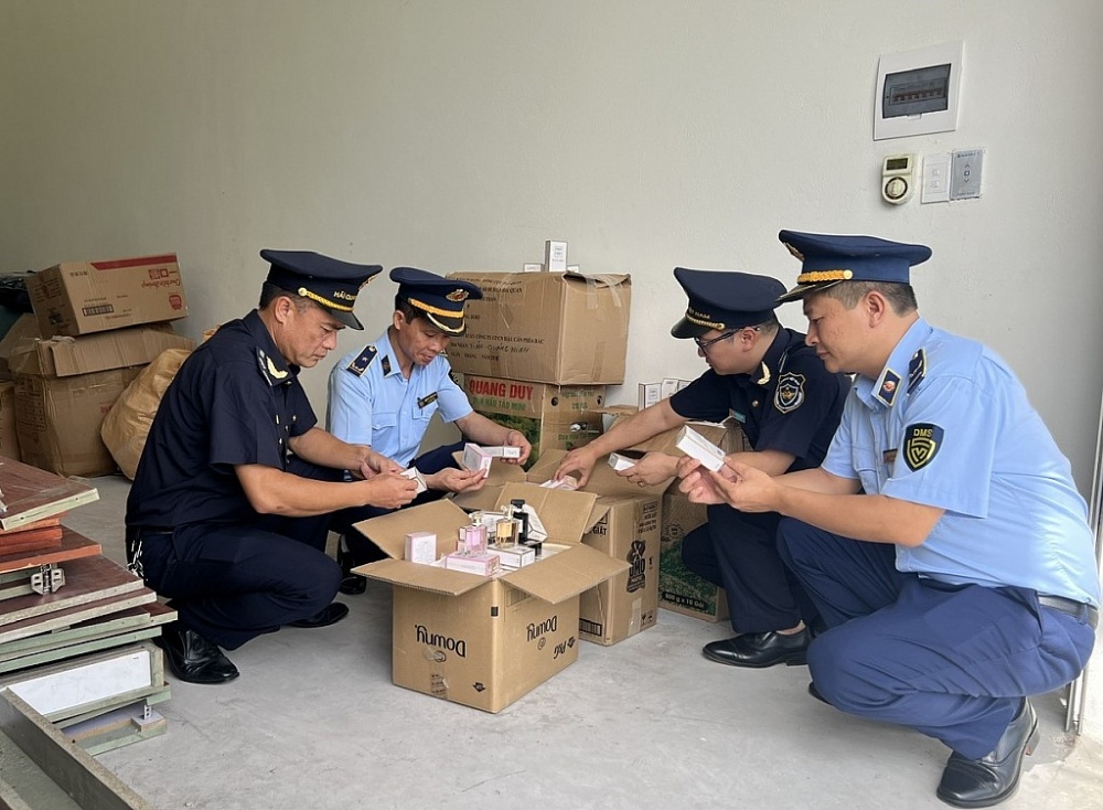 Các lực lượng phối hợp thực hiện kiểm tra hàng hóa bắt giữ Các lực lượng phối hợp thực hiện kiểm tra hàng hóa bắt giữ