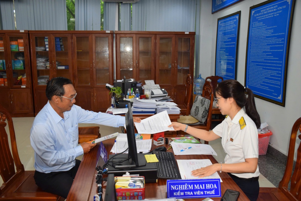 Công chức Chi cục Thuế khu vực XV trao đổi, hướng dẫn nghiệp vụ thuế cho