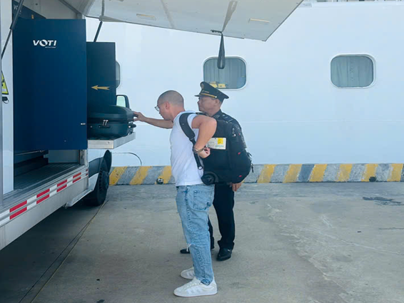 Công chức Hải quan của khẩu cảng Hòn Gai kiểm tra hành lý của hành khách XNC Công chức Hải quan của khẩu cảng Hòn Gai kiểm tra hành lý của hành khách XNC