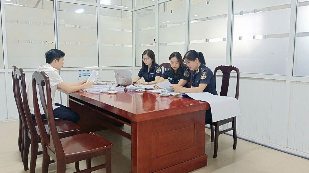 Cán bộ, công chức Hải quan cửa khẩu cảng Hòn La làm việc với doanh nghiệp trong tháng 4/2025.