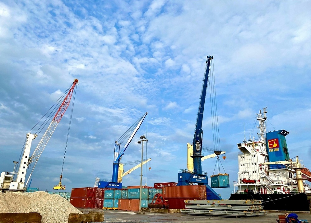 Hoạt động bốc xếp hàng hóa tại cảng Cửa Lò. Ảnh: H.N Hoạt động bốc xếp hàng hóa tại cảng Cửa Lò. Ảnh: H.N