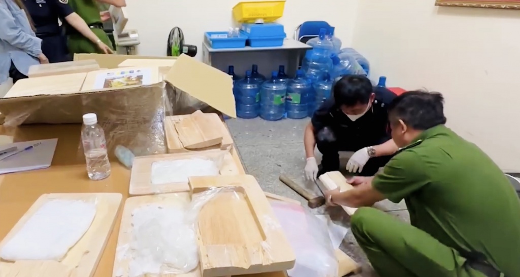 Ma túy giấu trong thớt gỗ do Hải quan sân bay quốc tế Tân Sơn Nhất bắt giữ tháng 6/2025
