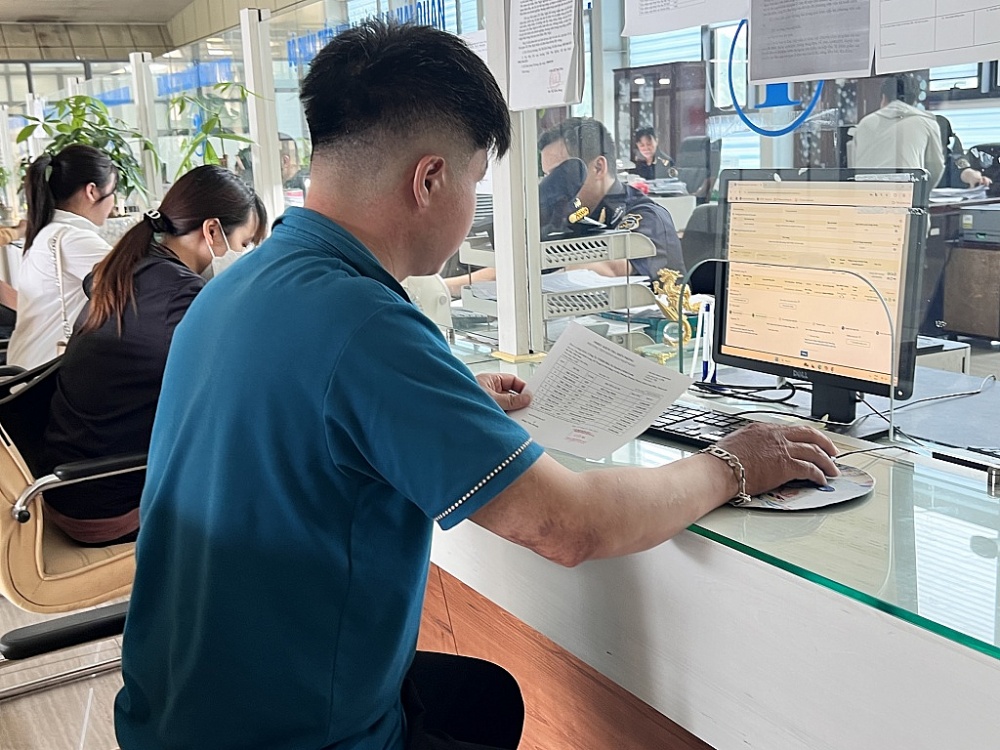 DN thực thiện quy trình xác nhập hoàn thành khai báo thủ tục hải quan tại cửa khẩu quốc tế Hữu Nghị. Ảnh: H.Nụ