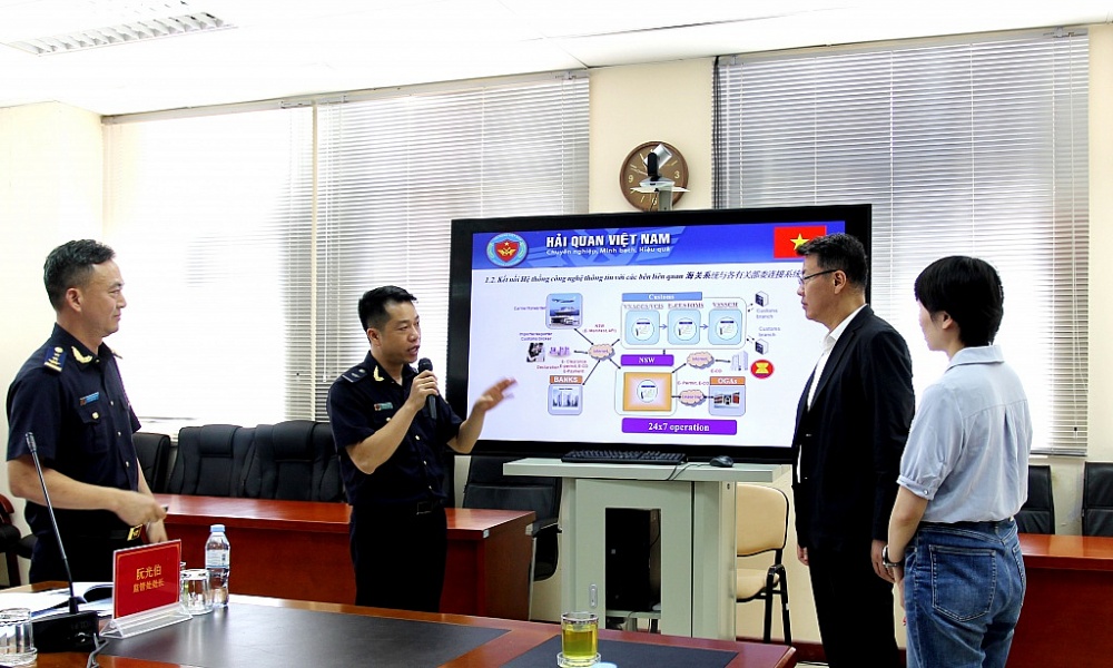Đại diện Hải quan khu vực VI trao đổi về kinh nghiệm với Hải quan Nam Ninh (Trung Quốc) về xây dựng Hải quan số - bước đệm để hướng đến xây dựng mô hình Hải quan thông minh và Cửa khẩu thông minh. Ảnh: Tô Hà