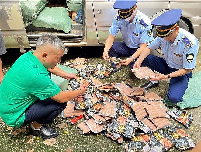 Lực lượng chức năng tỉnh Lạng Sơn phát hiện, thu giữ 3.180 túi xúc xích không rõ nguồn gốc xuất xứ.