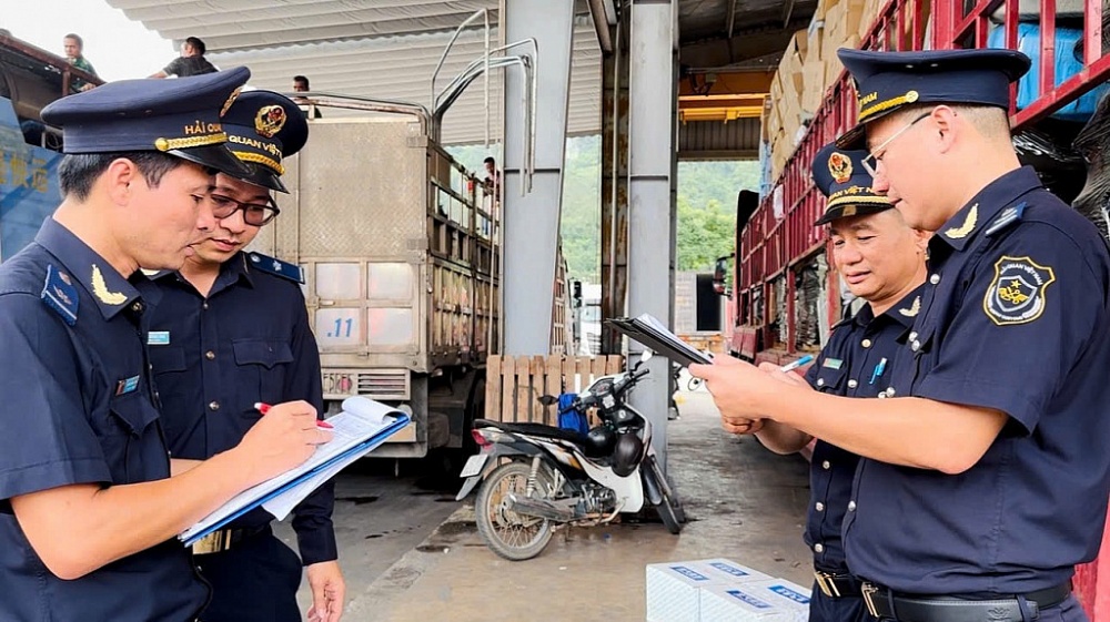 Công chức Hải quan cửa khẩu quốc tế Hữu Nghị rà soát, kiểm tra hàng hóa NK. Ảnh: Quang Huy