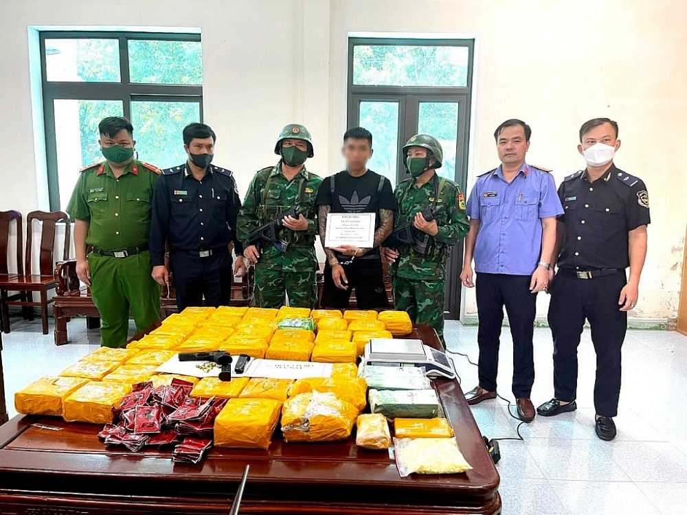 Hà Tĩnh: Bắt giữ đối tượng vận chuyển 45 kg ma túy và 1 khẩu súng quân dụng