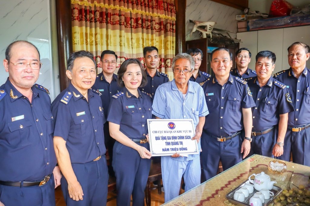 Hải quan khu vực III tổ chức các hoạt động tri ân ở đất thiêng Quảng Trị