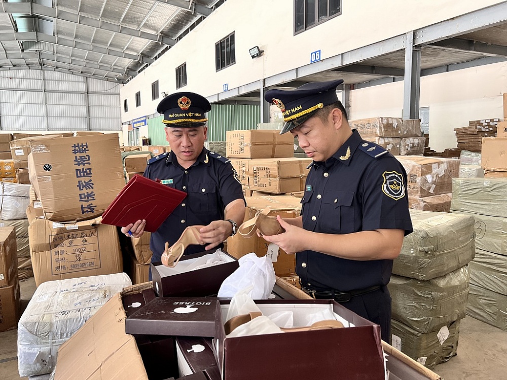 Công chức Hải quan cửa khẩu Tân Thanh (Chi cục Hải quan khu vực VI) kiểm tra xuất xứ hàng hóa. Ảnh: H.Nụ Công chức Hải quan cửa khẩu Tân Thanh (Chi cục Hải quan khu vực VI) kiểm tra xuất xứ hàng hóa. Ảnh: H.Nụ