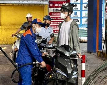 Giá xăng lên sát 20.500 đồng một lít