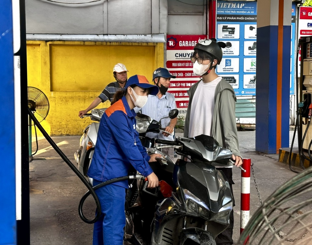 Giá xăng lên sát 20.500 đồng một lít