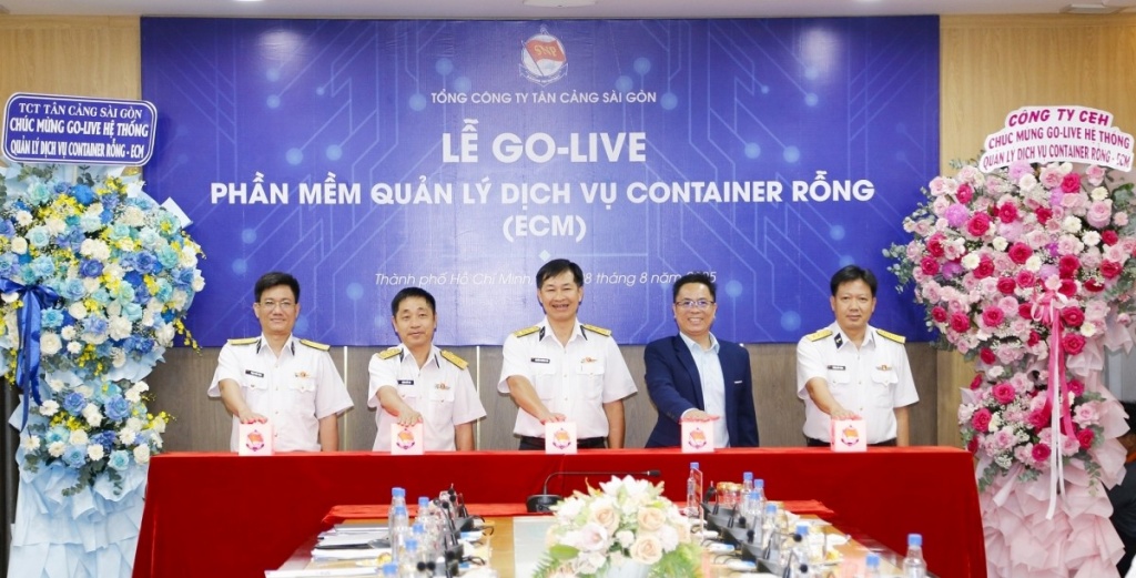 Các đại biểu thực hiện nghi thức golive phần mềm quản lý dịch vụ container rỗng
