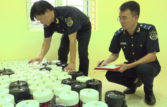 Hải quan khu vực VIII phối hợp xử lý vụ vận chuyển 277,2 kg khí cười