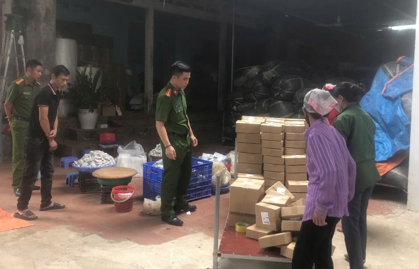 Phát hiện lượng lớn bánh kẹo, tem, nhãn có dấu hiệu giả nhãn hiệu