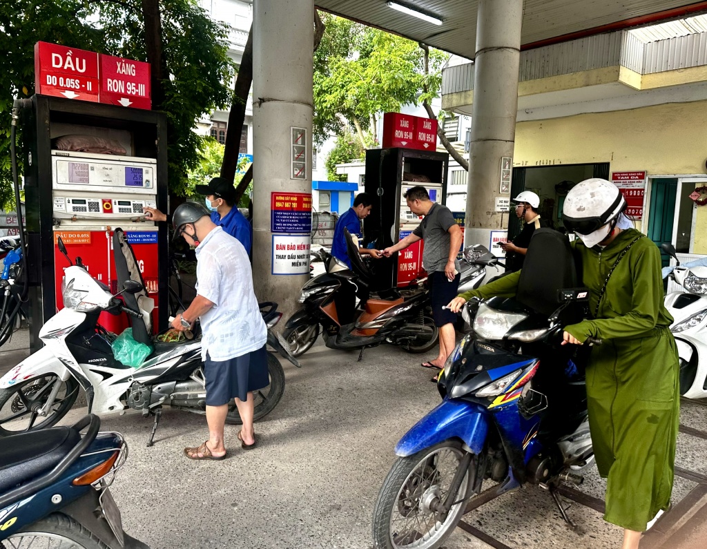 Giá xăng giảm nhẹ, dầu tăng Giá xăng giảm nhẹ, dầu tăng