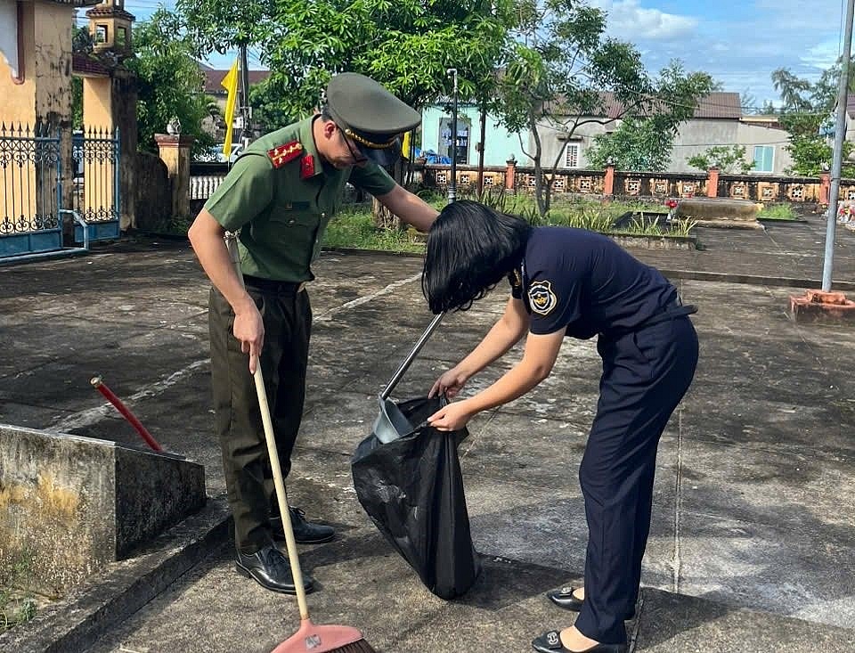 Thanh niên Hải quan cảng Cửa Việt tổ chức dâng hương, tri ân các anh hùng liệt sỹ