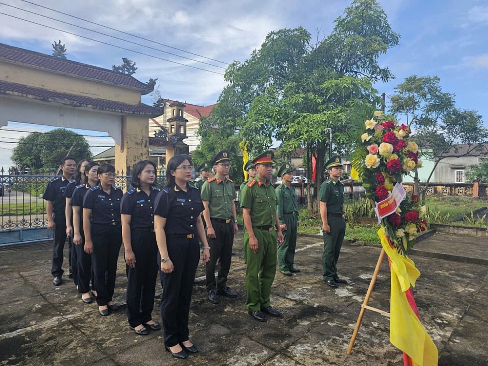 Thanh niên Hải quan cảng Cửa Việt tổ chức dâng hương, tri ân các anh hùng liệt sỹ