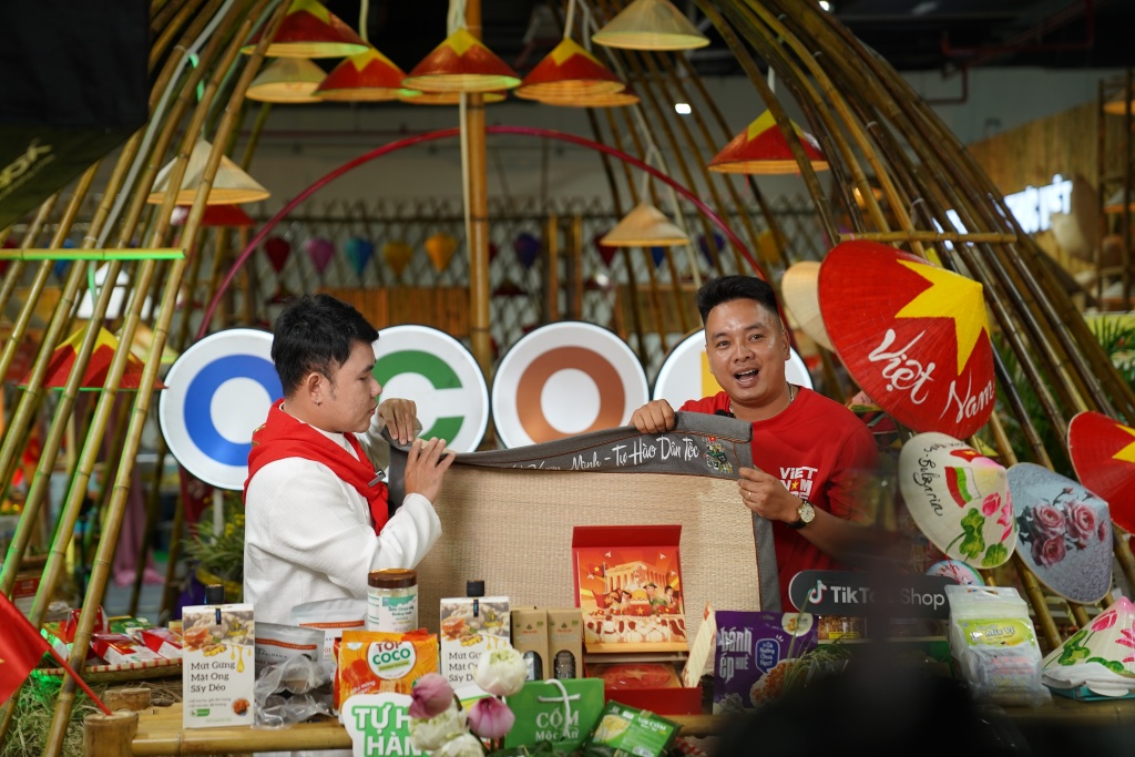 Hàng Việt loay hoay tìm chỗ đứng trên sàn thương mại điện tử