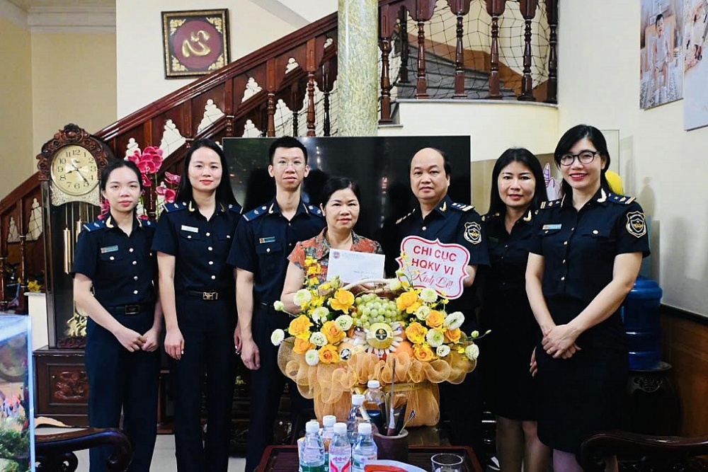 Chi cục Hải quan khu vực VI đã đến thăm hỏi, tri ân và tặng quà gia đình liệt sỹ Tô Anh Dũng