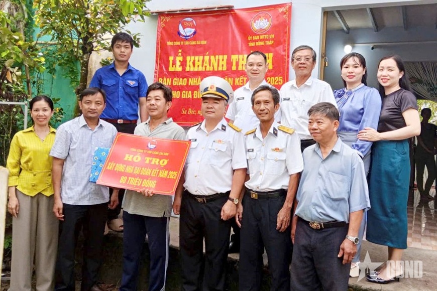 Binh đoàn 20 - Tổng công ty Tân Cảng Sài Gòn bàn giao nhà đại đoàn kết