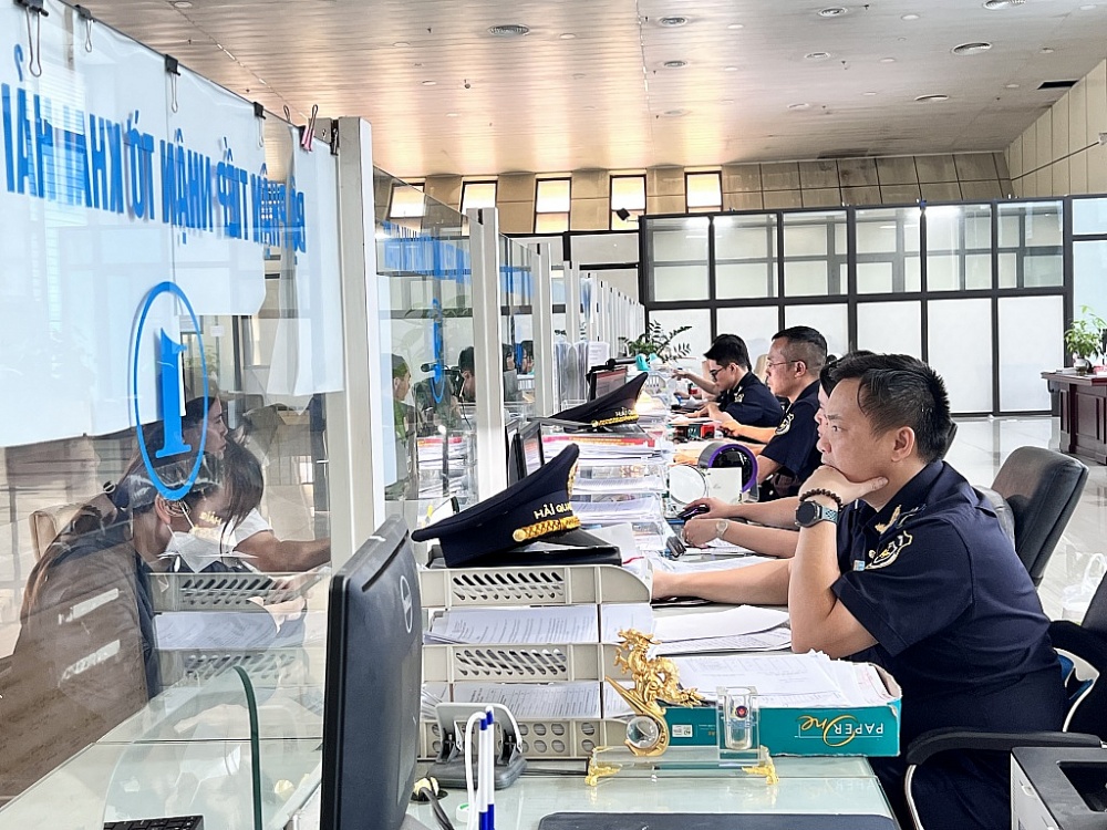 Công chức Hải quan hướng dẫn DN khai báo hải quan. Ảnh: H.Nụ