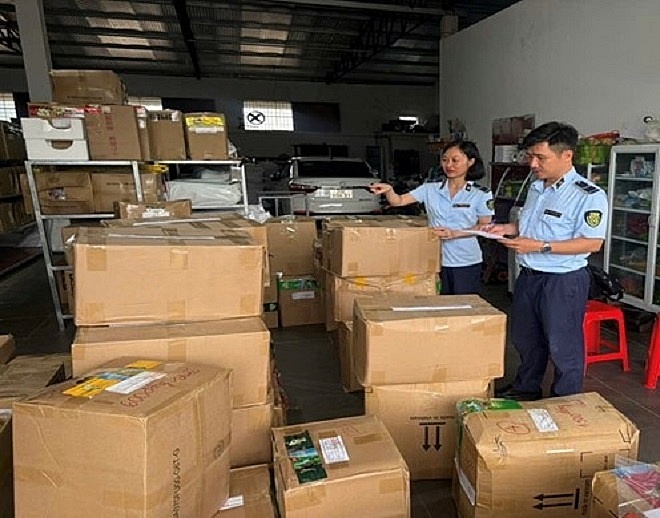 Lực lượng chức năng kiểm tra cơ sở vi phạm.