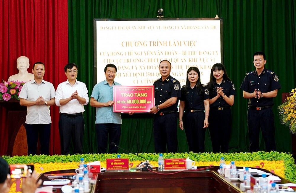 Đảng ủy Hải quan khu vực VI trao tặng Đảng ủy xã Hoàng Văn Thụ 50 triệu đồng hỗ trợ kinh phí sửa chữa, mua sắm trang thiết bị phục vụ công tác. Ảnh: Mai Loan.