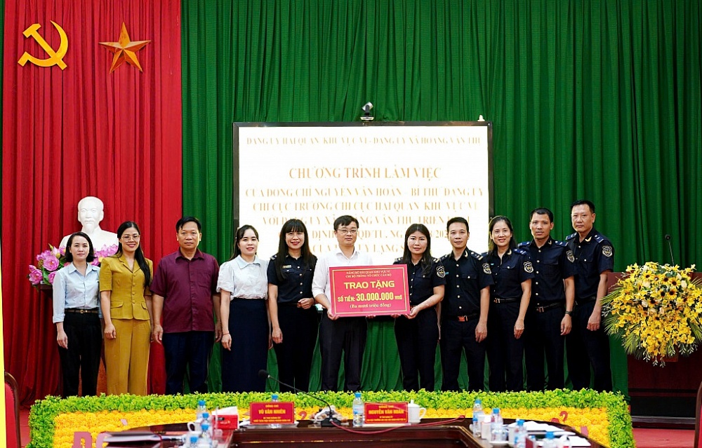 Chi bộ Phòng Tổ chức cán bộ (Chi cục Hải quan khu vực VI) cũng trao tặng 30 triệu đồng cho Đảng ủy xã Hoàng Văn Thụ để mua sắm thiết bị cho phòng họp trực tuyến của xã như: tượng Bác Hồ, tivi và hệ thống âm thanh. Ảnh: Mai Loan