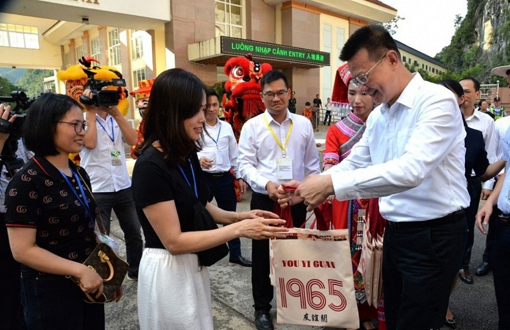 Hồ Phàm, Phó Chủ tịch Chính quyền nhân dân Khu tự trị dân tộc Choang, Quảng Tây, Trung Quốc trao quà lưu niệm cho du khách Việt Nam.