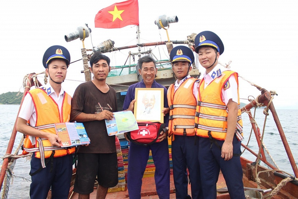 Vùng Cảnh sát biển 4 tặng ảnh Bác Hồ, túi thuốc y tế và phát tờ rơi tuyên truyền cho ngư dân.