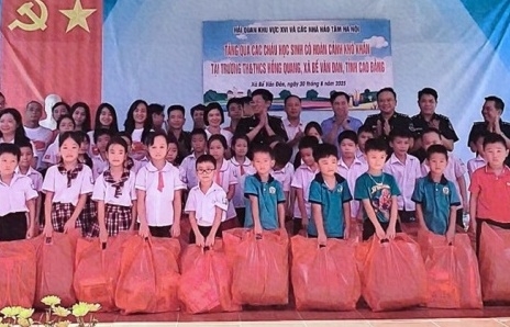 Hải quan khu vực XVI tặng quà học sinh tại Cao Bằng dịp năm học mới