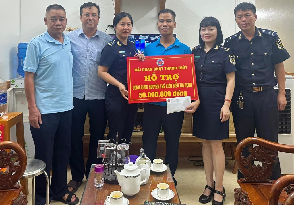 Hải quan khu vực XVI thăm hỏi, hỗ trợ công chức bị bệnh hiểm nghèo