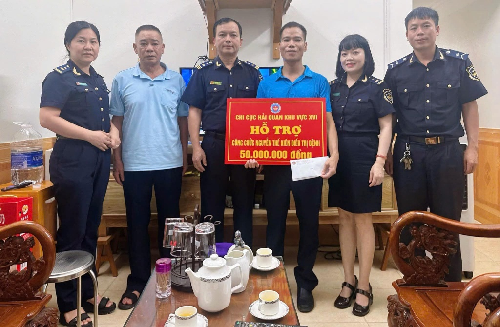 Hải quan khu vực XVI thăm hỏi, hỗ trợ công chức bị bệnh hiểm nghèo