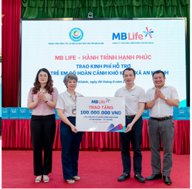 MB Life: trao kinh phí hỗ trợ cho các em có hoàn cảnh khó khăn của xã Sóc Sơn và xã An Khánh