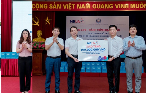 MB Life: trao kinh phí hỗ trợ cho các em có hoàn cảnh khó khăn của xã Sóc Sơn và xã An Khánh