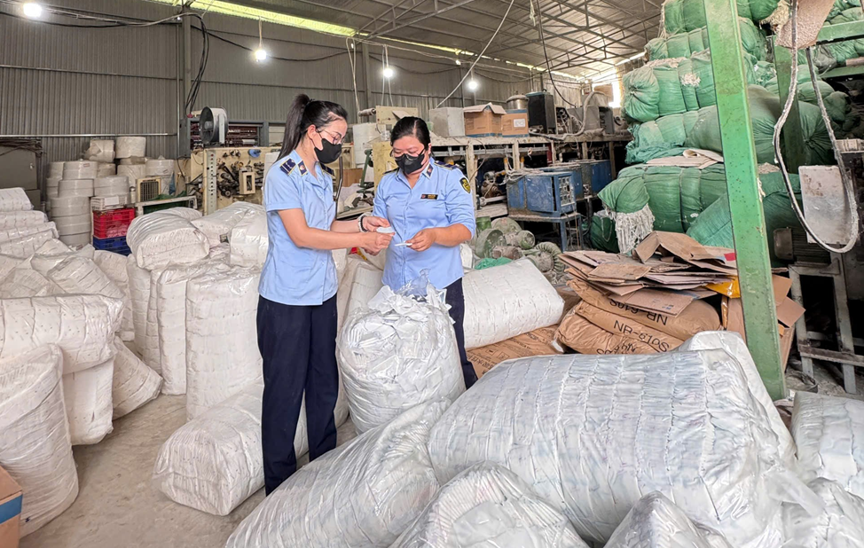 Triệt xóa cơ sở sản xuất, kinh doanh bỉm, băng vệ sinh giả mạo nhiều nhãn hiệu