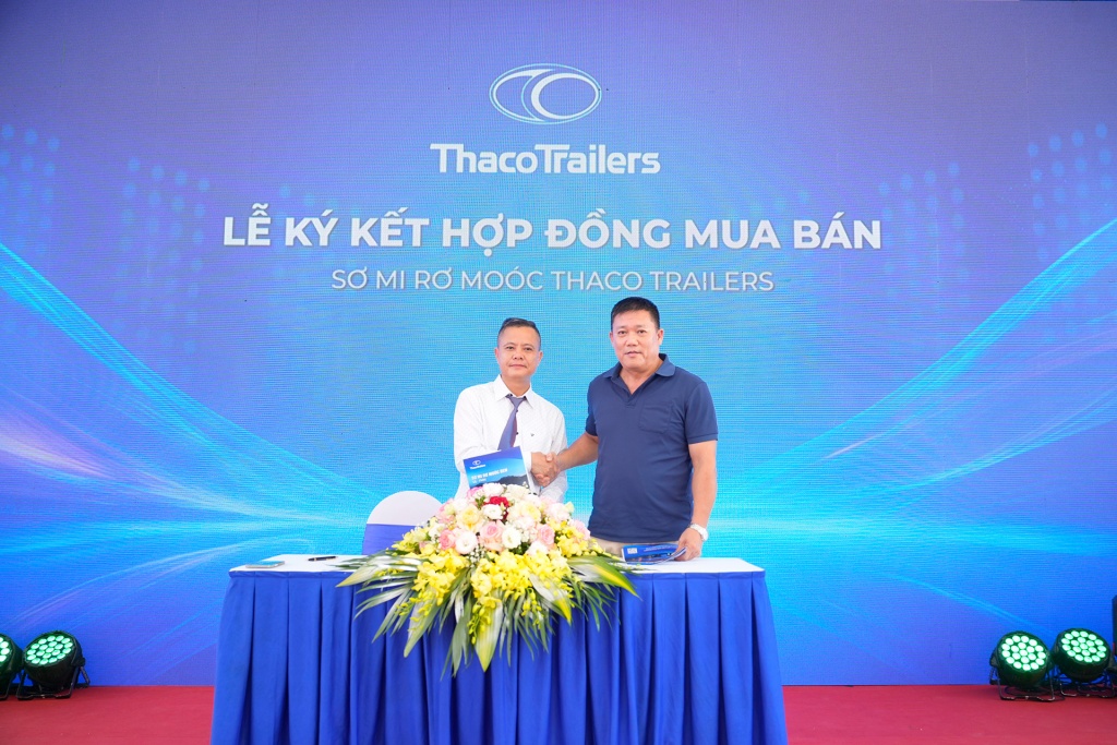 Khách hàng ký kết hợp đồng mua sơ mi rơ moóc Thaco Trailers tại sự kiện