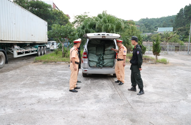 Lực lượng Cảnh sát giao thông phát hiện, bắt giữ 850 kg xúc xích không rõ nguồn gốc, xuất xứ. Ảnh: CALS