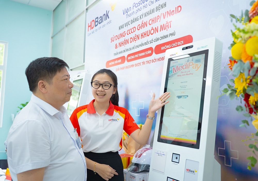 PGS.TS.BS CKII, ông Nguyễn Vũ Trung – Viện Trưởng Viện Pasteur TP.HCM chia sẻ: “Việc hợp tác cùng HDBank để triển khai Kiosk y tế thông minh là bước đi chiến lược, giúp chúng tôi bổ sung thêm công cụ hiện đại nhằm tiếp tục tối ưu quy trình tiếp đón, đăng ký và thanh toán, giảm tải cho bệnh viện, đồng thời giúp người dân tiết kiệm thời gian và công sức, qua đó có thêm những trải nghiệm tốt hơn trong quá trình khám chữa bệnh”.