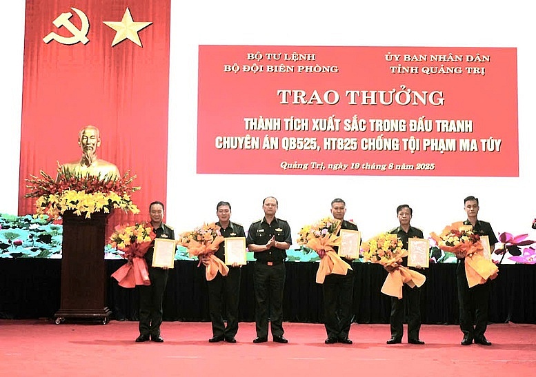 Bộ đội Biên phòng trao thưởng cho các tập thể có thành xuất sắc trong thực hiện 2 chuyên án về tội phạm ma túy. Ảnh: BP