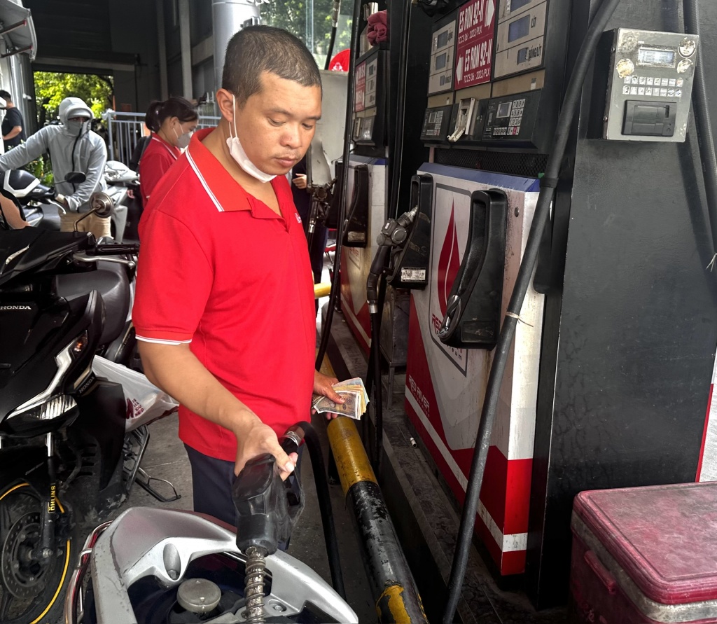 Giá xăng dầu bán lẻ tăng giảm trái chiều Giá xăng dầu bán lẻ tăng giảm trái chiều