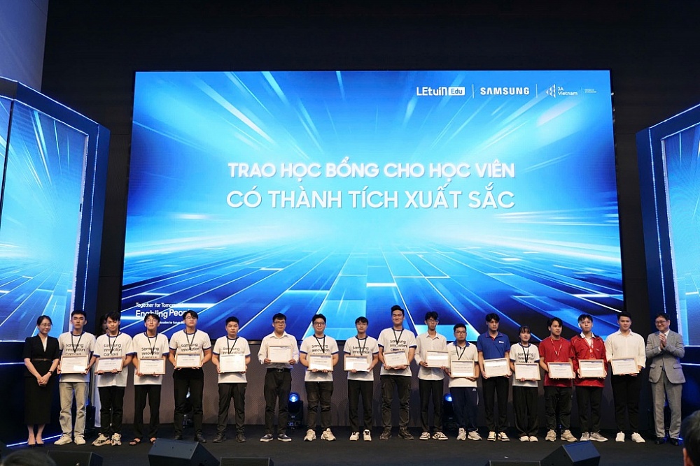 Phần trao học bổng cho học viên có thành tích xuất sắc tham gia chương trình SIC